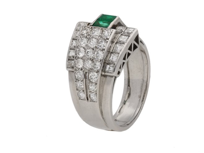 decorated with eight round single cut diamonds in closed back grain settings with a combined weight of 0.10 carats.