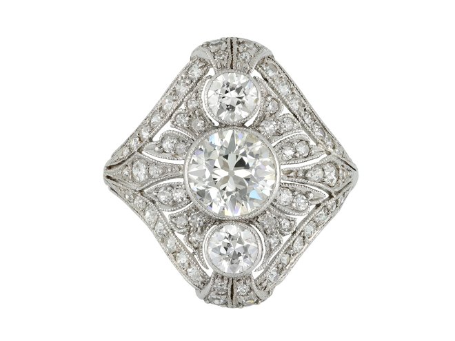 Art Deco three stone diamond cluster ring, circa 1920.