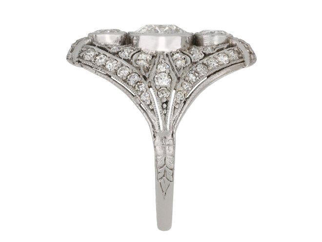 Art Deco three stone diamond cluster ring, circa 1920.