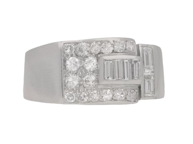 front view Art deco diamond ring in platinum, circa 1930.