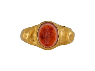 Ancient Roman gold ring with agate intaglio of Minerva, circa 2nd-3rd century AD.